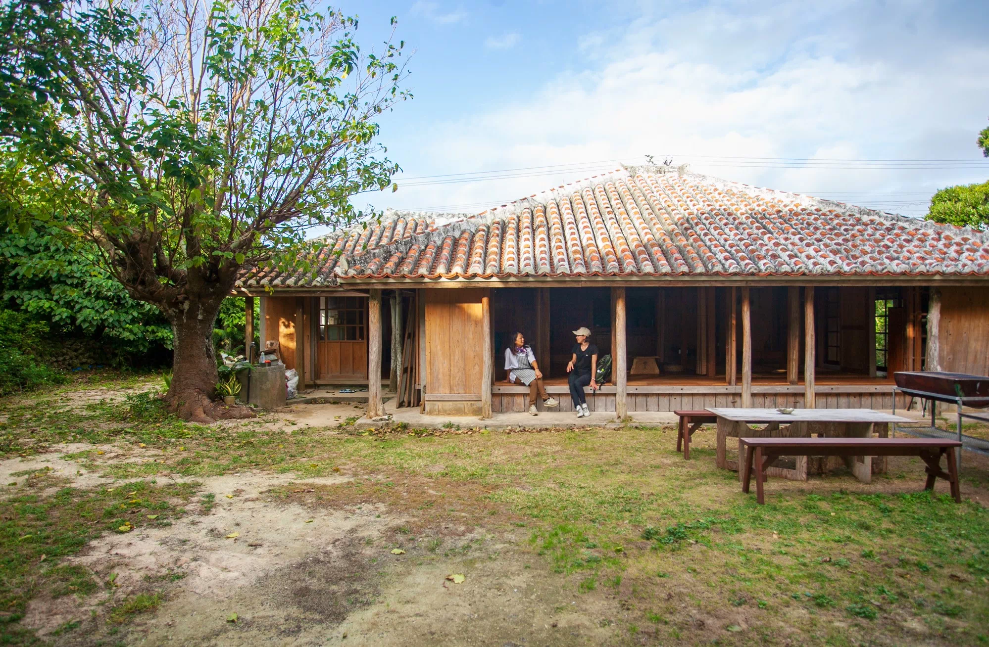 フクギ並木に囲まれた古民家の空間